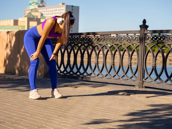 Foto completa de una mujer asiática descansando después de una carrera. Concepto de un estilo de vida saludable y mantenerse en forma. — Foto de Stock