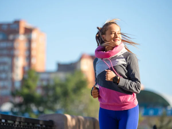 Una mujer de 30 años corriendo por la mañana. El concepto de un estilo de vida saludable y mantenerse en buena forma. — Foto de Stock
