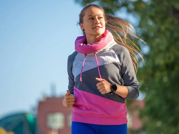Una joven corriendo por la mañana. concepto de estilo de vida saludable. — Foto de Stock