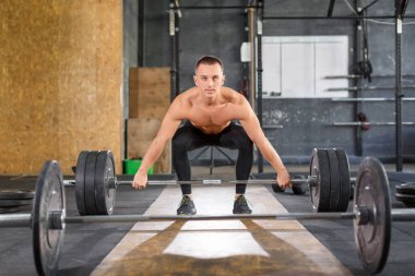 Halter kapmadan önceki adam. Spor ve sağlıklı yaşam tarzı kavramı.
