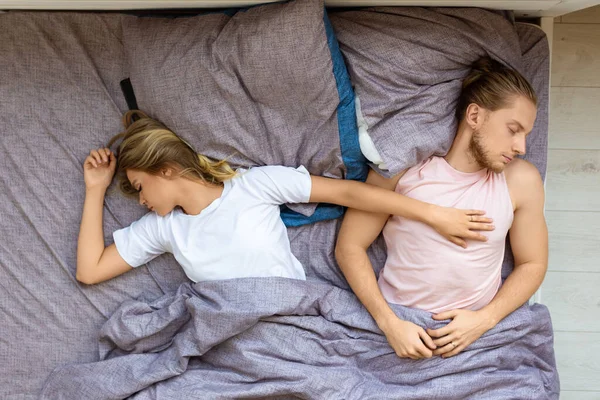 トップビュー-愛情のあるカップルがベッドで寝ています。回復と健康的な睡眠の概念. — ストック写真