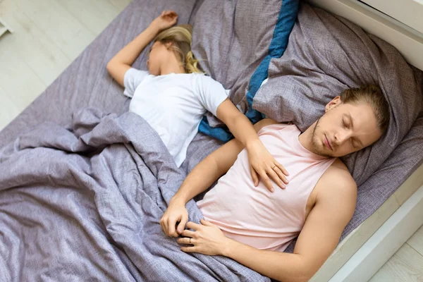 Çift yatakta uyuyor. İyileşme ve sağlıklı uyku konsepti.