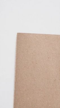 Erkekler dört numarayı keçeli kalemle yazar. Yakın plan. Dikey video.