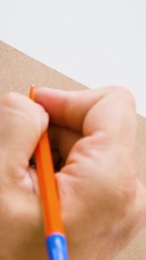 İnsanlar bir mektup yazmaya başlıyorlar. Mektubunda 