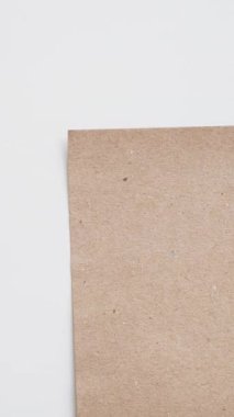 Erkek eli keçeli kalemle bir numarayı yazar. Yakın plan. Dikey video.