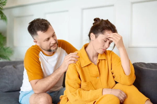 Familienprobleme. Ein Mann versucht, mit einer Frau zu sprechen. Unterstützung in schwierigen Zeiten. — Stockfoto