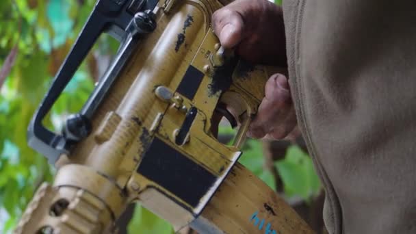 Soldater händer med ett automatiskt gevär närbild. Den växlar läge från säkring till automatisk brand. — Stockvideo
