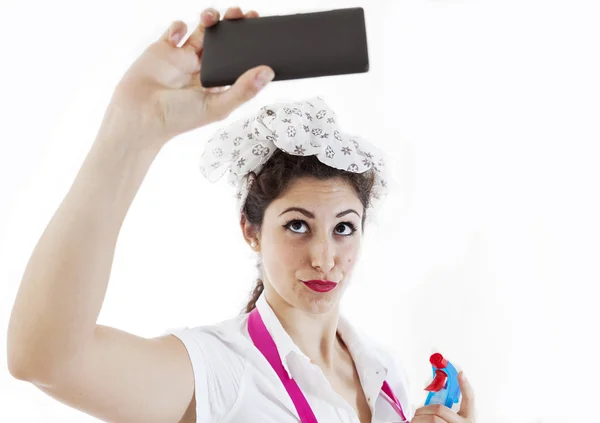 Mooie huisvrouw nemen selfie in een pauze — Stockfoto