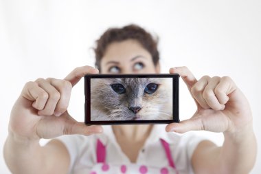 güzel genç kadın bir selfie alır ve bir kedi rolüne bürünüyorsun