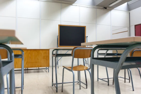 Desks and blackboard in classroom at school — Zdjęcie stockowe