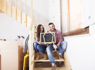 genç bir çift yeni evine hareket eder.