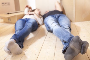 Genç çift taşıdıktan sonra rahatlatıcı