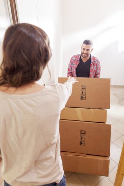 Genç çift yeni ev içinde belgili tanımlık boksör taşıyan