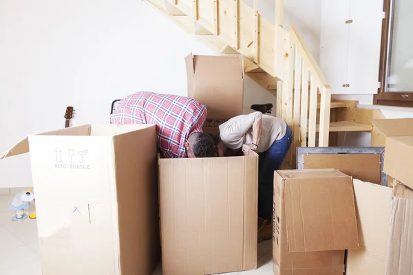 Jovem casal abriu as caixas para a nova casa — Fotografia de Stock