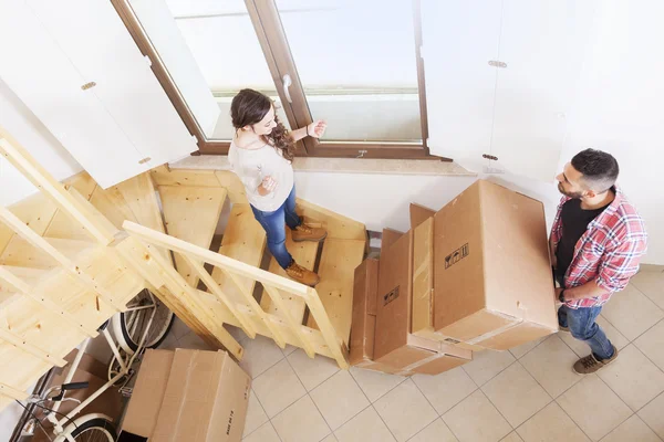 Giovane coppia che trasporta le scatole nella nuova casa — Foto Stock