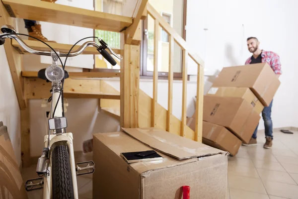 Junges Paar trägt die Kisten im neuen Haus — Stockfoto