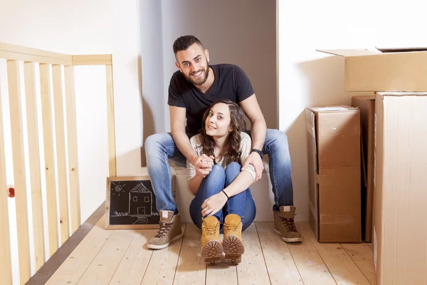Ungt par flytter inn i nytt hjem – stockfoto