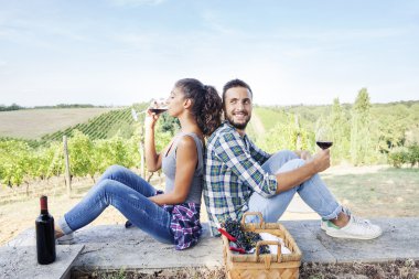 genç bir çift bir bağ kızartma