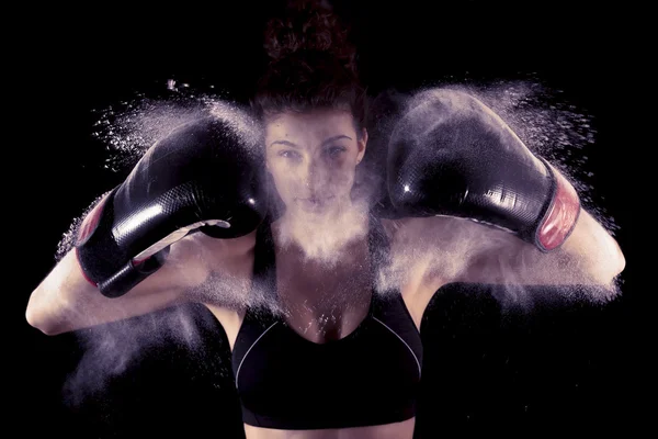 Joven boxeador chica golpea sus guantes en el polvo — Foto de Stock