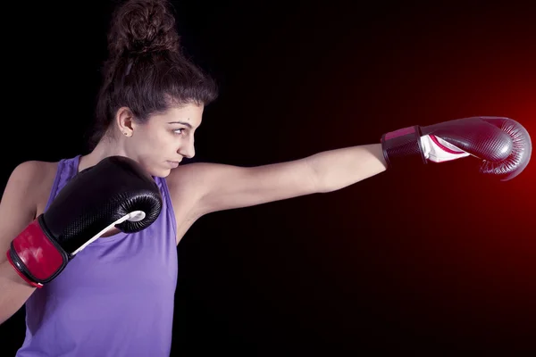 Jonge vrouwelijke bokser hits tijdens een training — Stockfoto