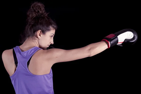 Jonge vrouwelijke bokser hits tijdens een training — Stockfoto