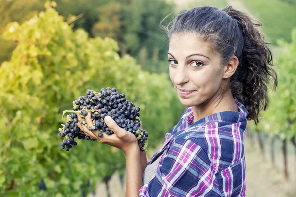 Csinos lány mutatja szőlő szőlő — Stock Fotó