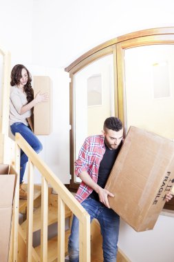 Genç çift yeni ev içinde belgili tanımlık boksör taşıyan