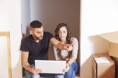 Genç çift bilgisayara gelecek yeni ev planları