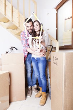 genç bir çift yeni evine hareket eder.