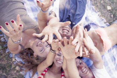 Grup genç yetişkin iter ellerini yalan