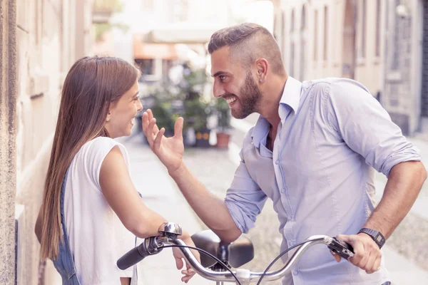 Jeune couple amoureux parler dans la rue — Photo