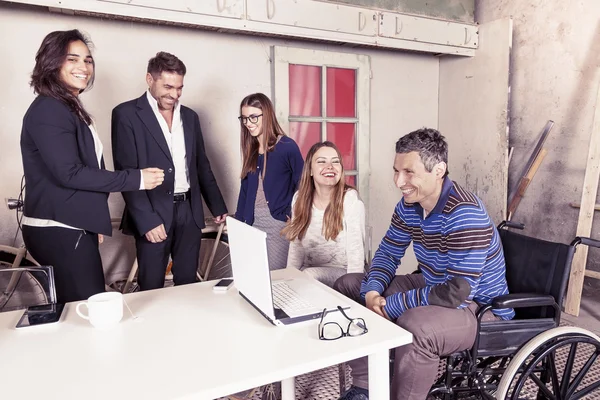 Équipe de jeunes gens d'affaires travaillant ensemble — Photo