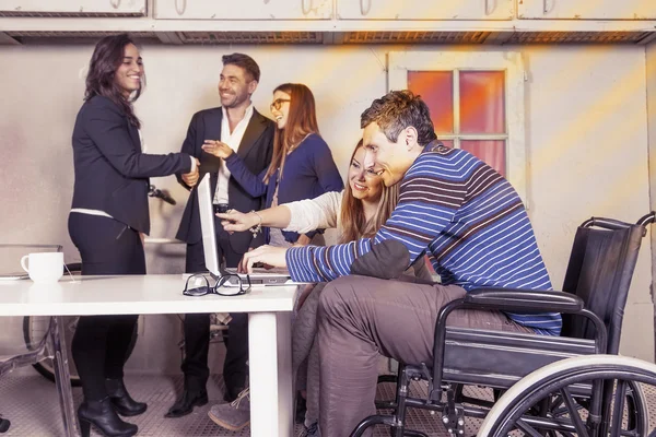 Équipe de jeunes gens d'affaires travaillant ensemble — Photo