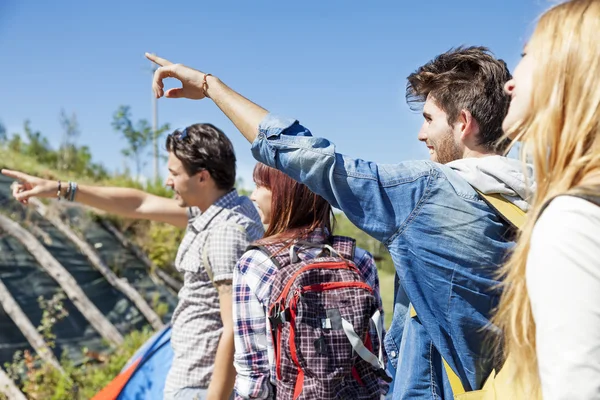 Gruppe junger Bergwanderer bereitet einen Ausflug vor — Stockfoto