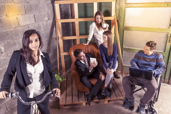 Equipo de jóvenes empresarios que trabajan juntos — Foto de Stock