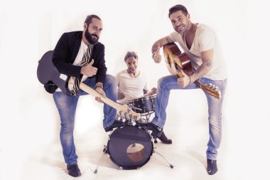 rock grubu bir stüdyoda gerçekleştirme