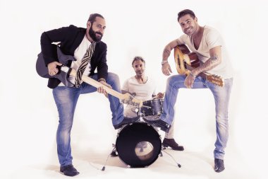 rock grubu bir stüdyoda gerçekleştirme