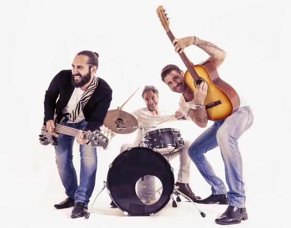rock grubu bir stüdyoda gerçekleştirme