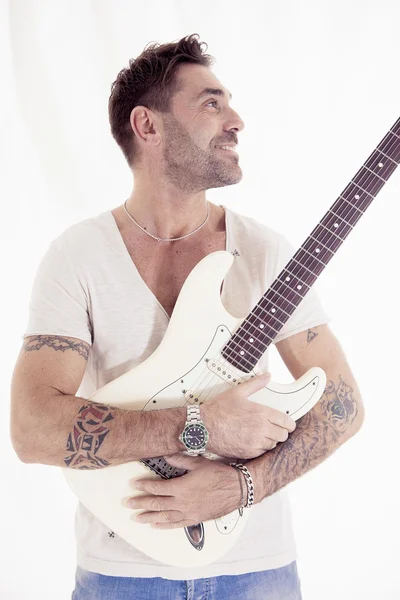 Portrait studio du jeune guitariste sur fond blanc — Photo