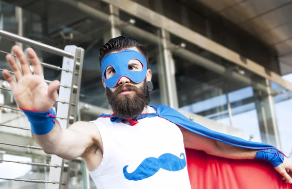 Unga hipster superhjälte bekämpar ondskan i stan — Stockfoto