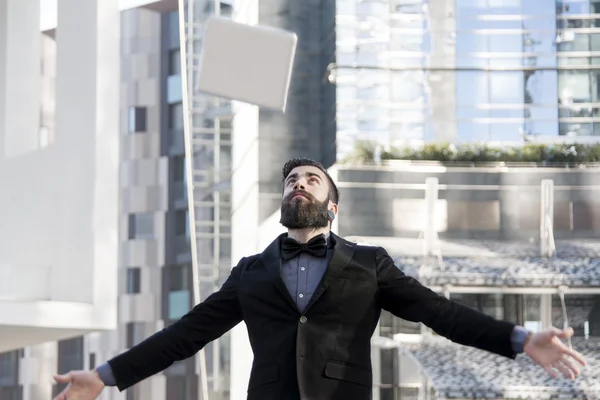 Jonge hipster trekken de laptop in de lucht — Stockfoto