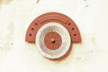 sanatsal eski kapı zili düğme üstünde belgili tanımlık duvar