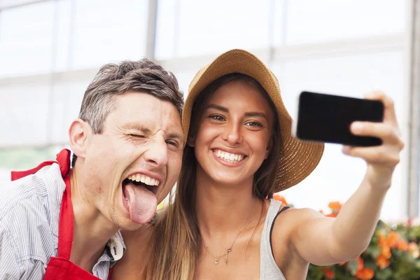 Çiçek satıcıları kaç komik selfie serada al. — Stok fotoğraf