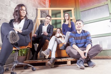 Grup genç iş adamları dinlenmek için bir an sürüyor