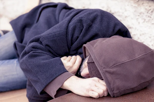 Άστεγοι στον ύπνο σε ένα χαρτόνι σε χώρους υγειονομικής ταφής — Φωτογραφία Αρχείου
