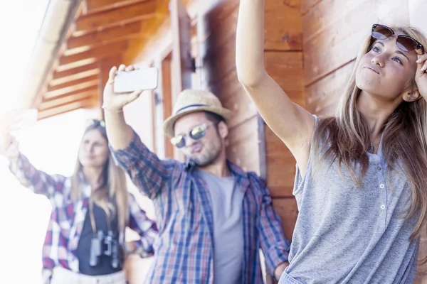 Gruppe lächelnder Freunde in einer einzigen Datei, die ein lustiges Selfie mit — Stockfoto