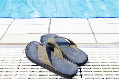 Mavi havuzu yanında tuval flip flop