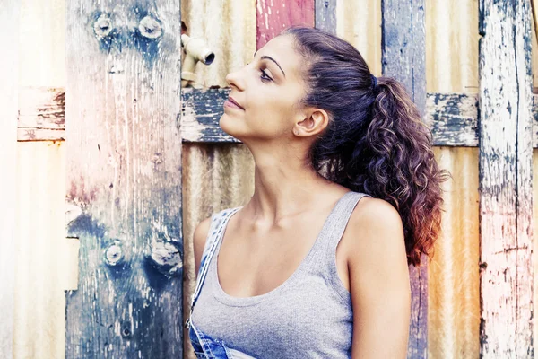 Портрет молодой женщины на деревянном поцарапанном фоне — стоковое фото