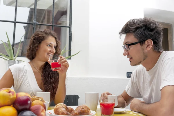 Genç çift evde kahvaltı vardır — Stok fotoğraf