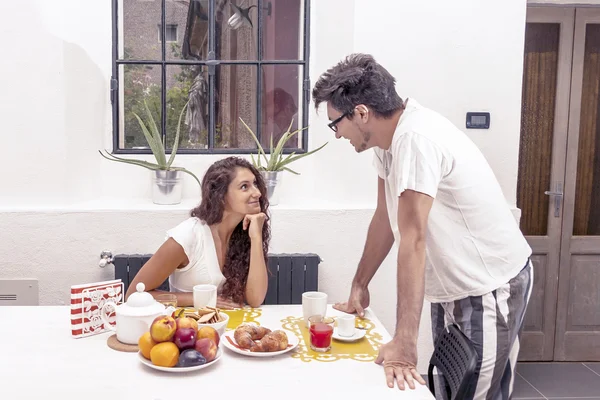 Pasangan remaja sarapan di rumah — Stok Foto